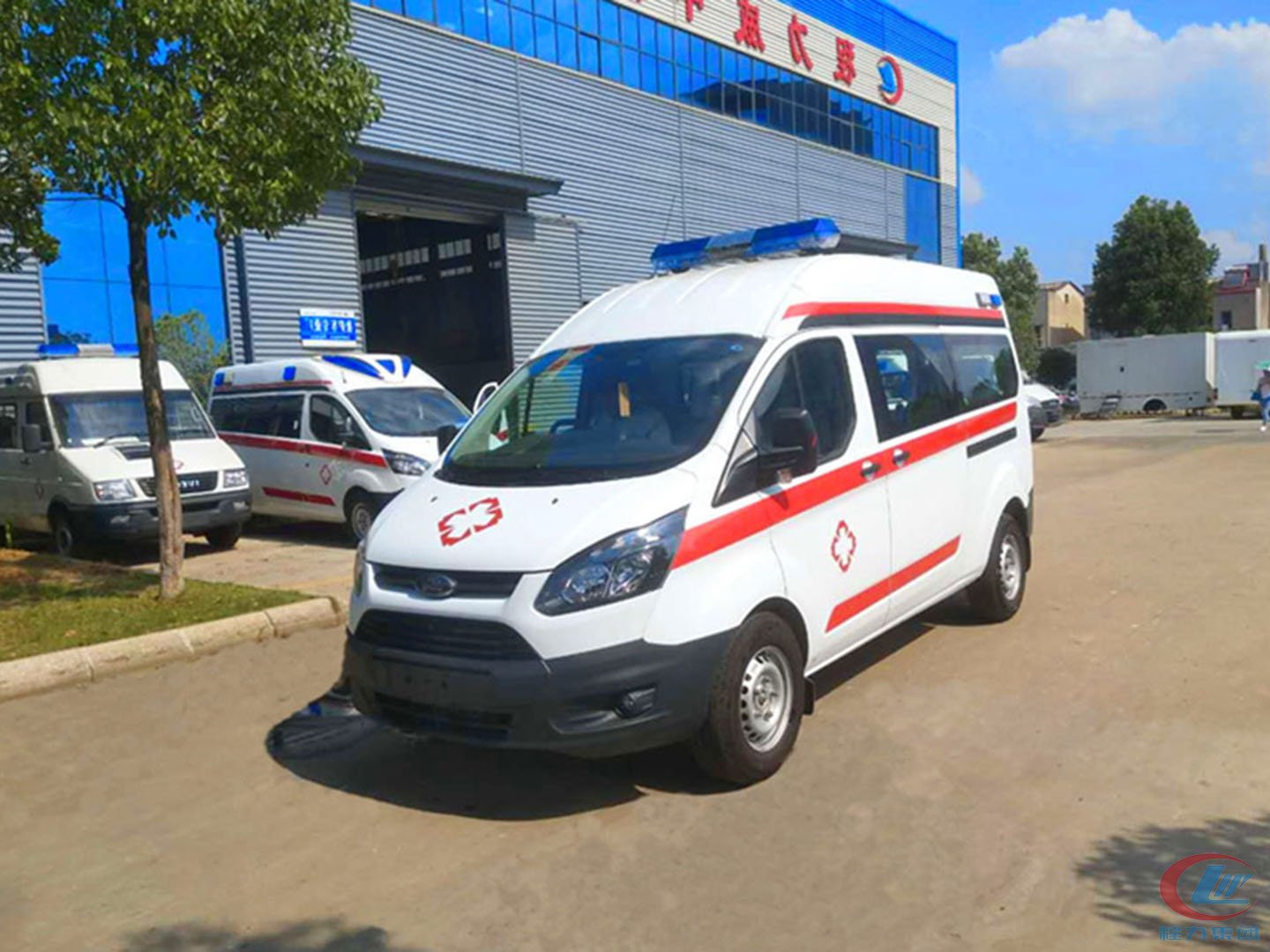 國(guó)六福特V362短軸中頂救護(hù)車(chē)