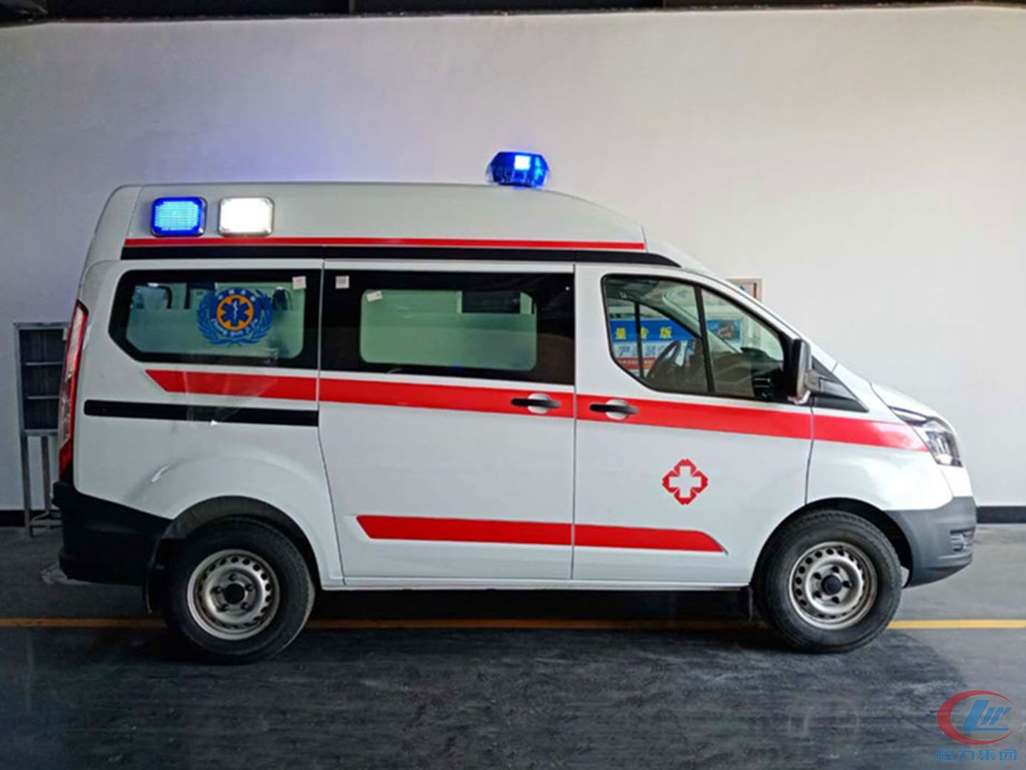 國(guó)六福特V362短軸中頂救護(hù)車(chē)