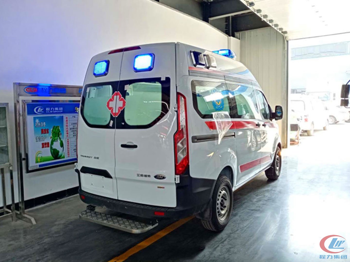 國(guó)六福特V362短軸中頂救護(hù)車(chē)