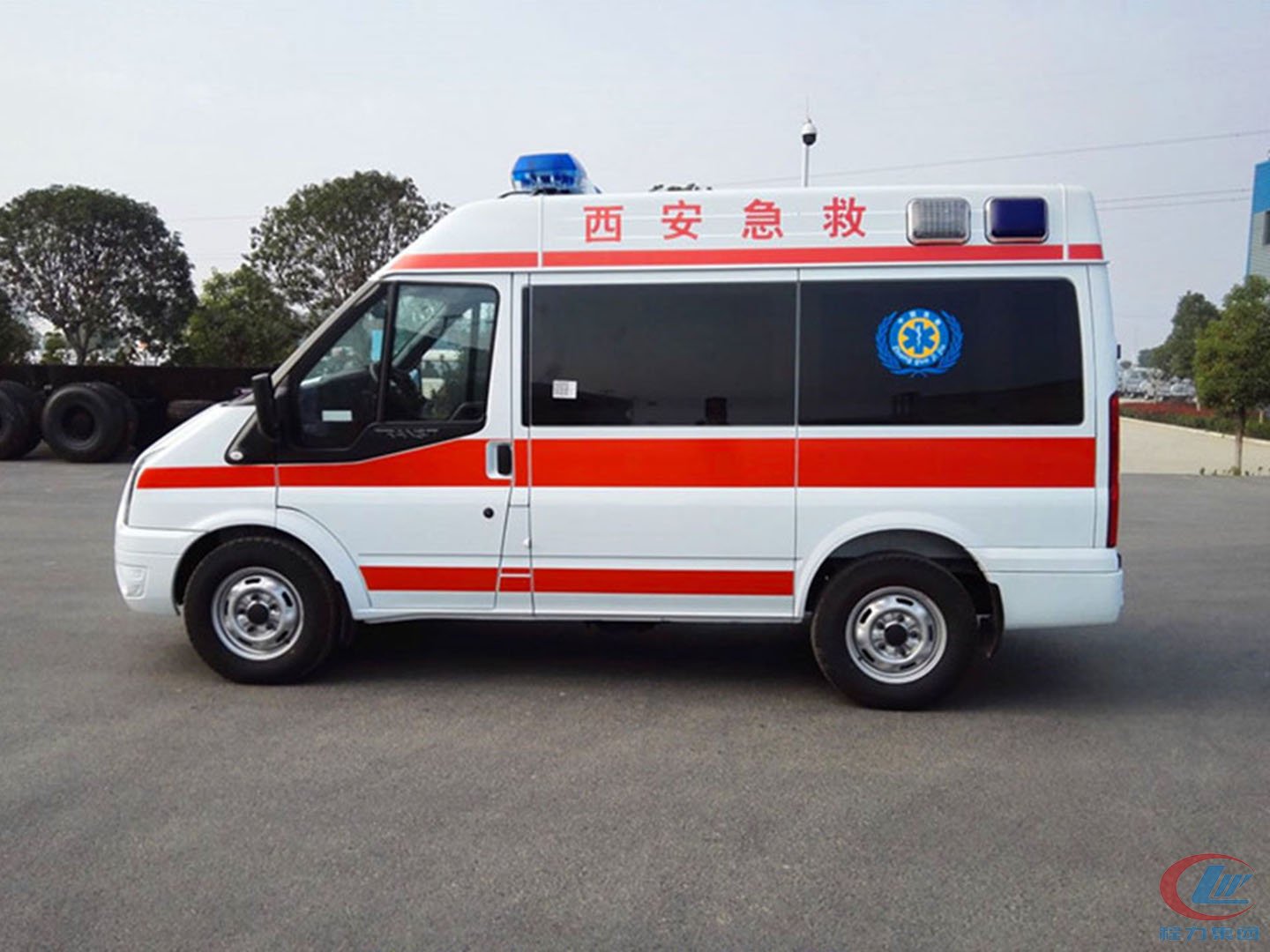 國(guó)六福特V348短軸中頂救護(hù)車