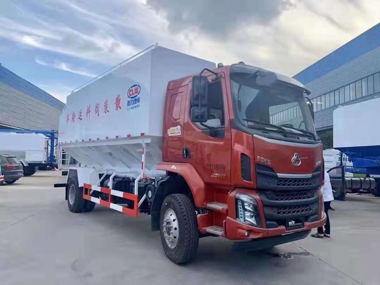 國六東風(fēng)柳汽乘龍26方散裝飼料車