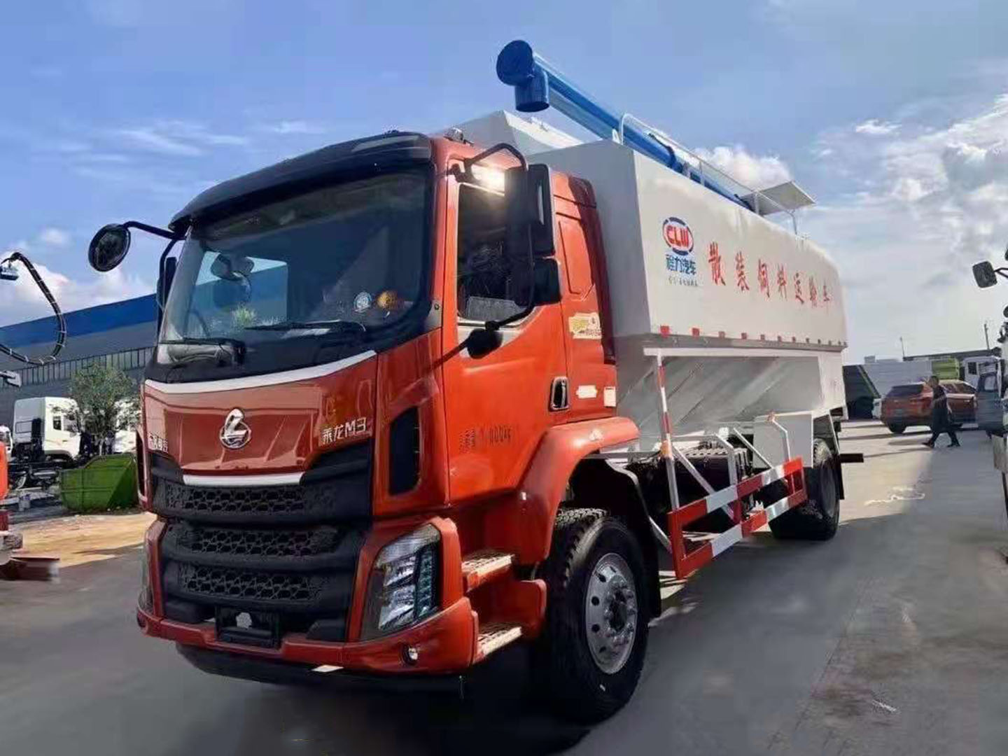 國六東風(fēng)柳汽乘龍26方散裝飼料車