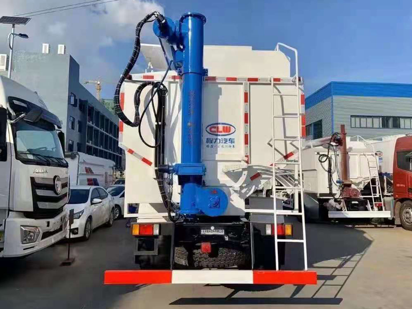 國六東風(fēng)柳汽乘龍26方散裝飼料車