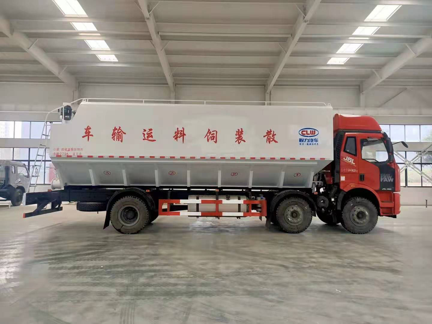 國六解放J6小三軸散裝飼料運輸車