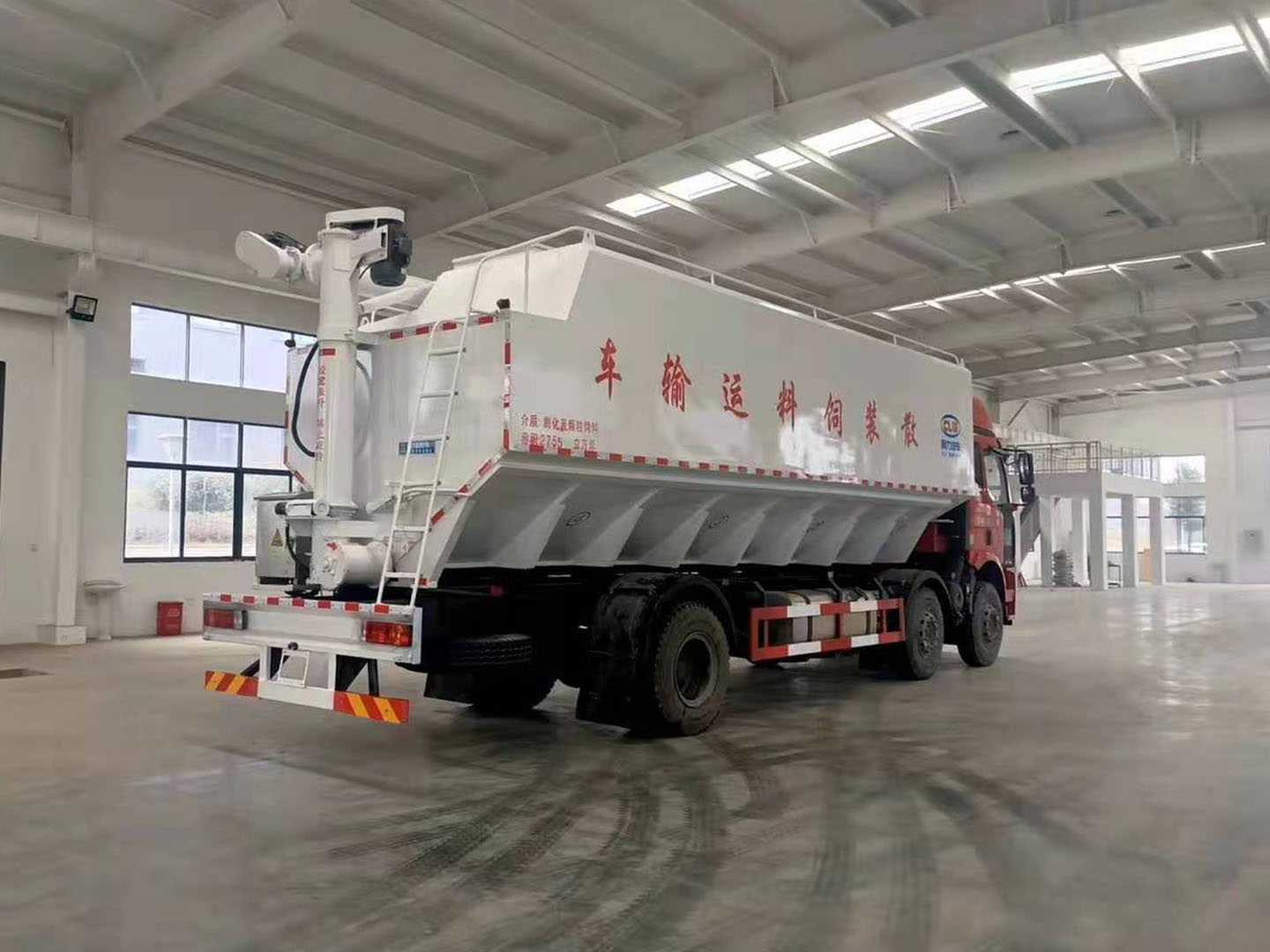 國六解放J6小三軸散裝飼料運輸車