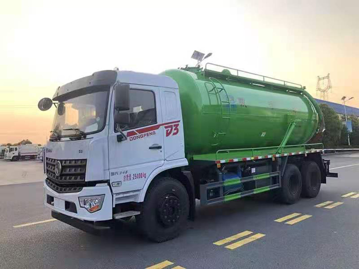 國(guó)六東風(fēng)專底D3后八輪吸污車圖片