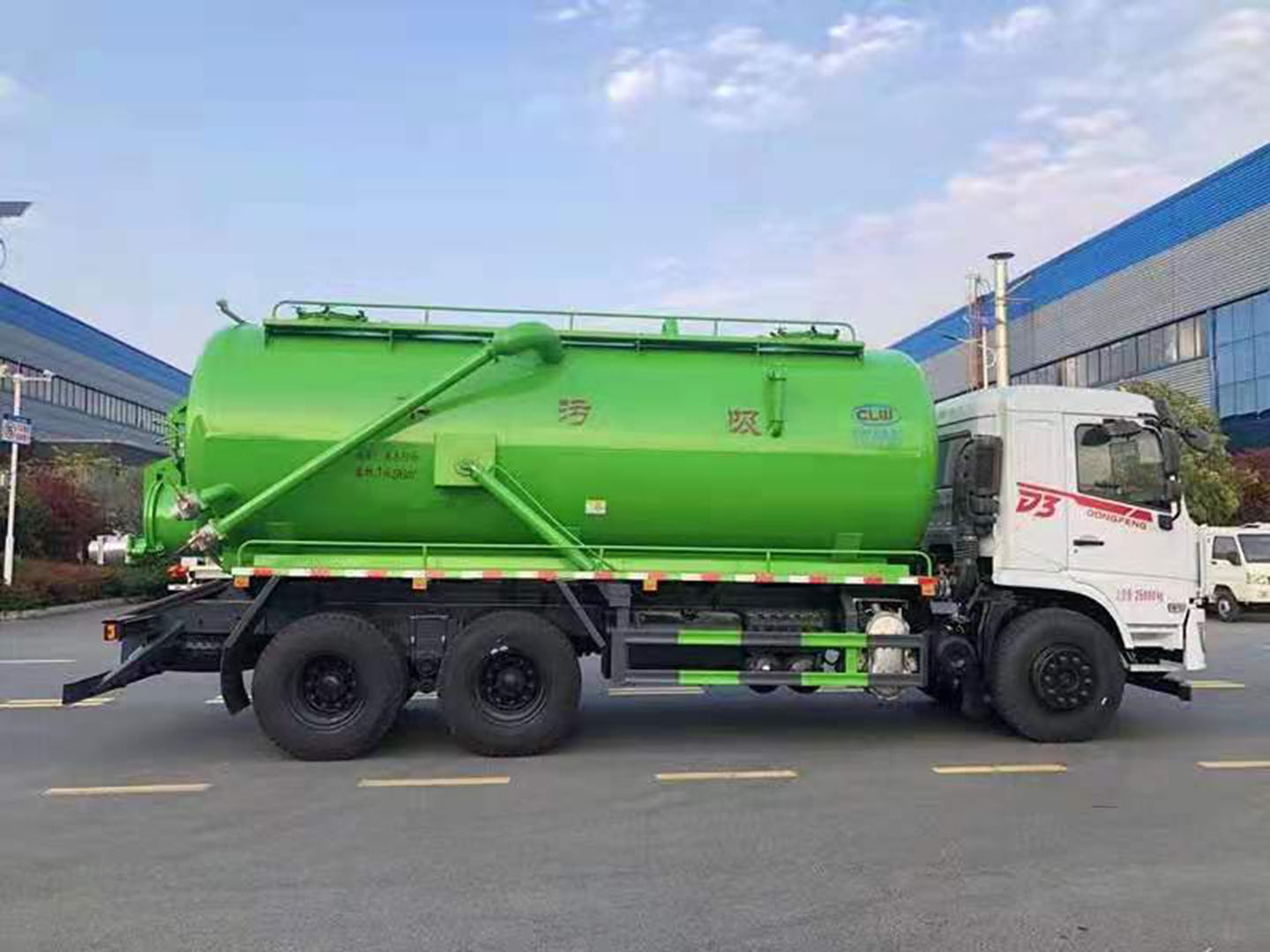 國(guó)六東風(fēng)專底D3后八輪吸污車圖片