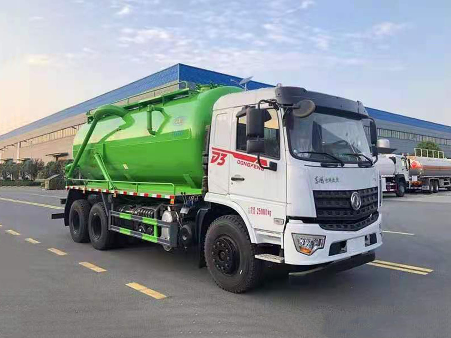 國(guó)六東風(fēng)專底D3后八輪吸污車