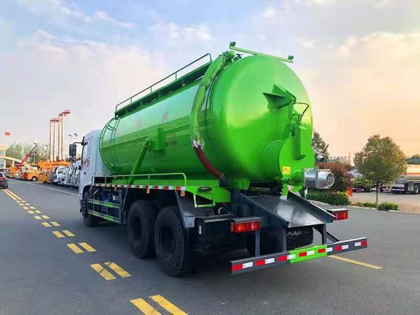 國(guó)六東風(fēng)專底D3后八輪吸污車圖片