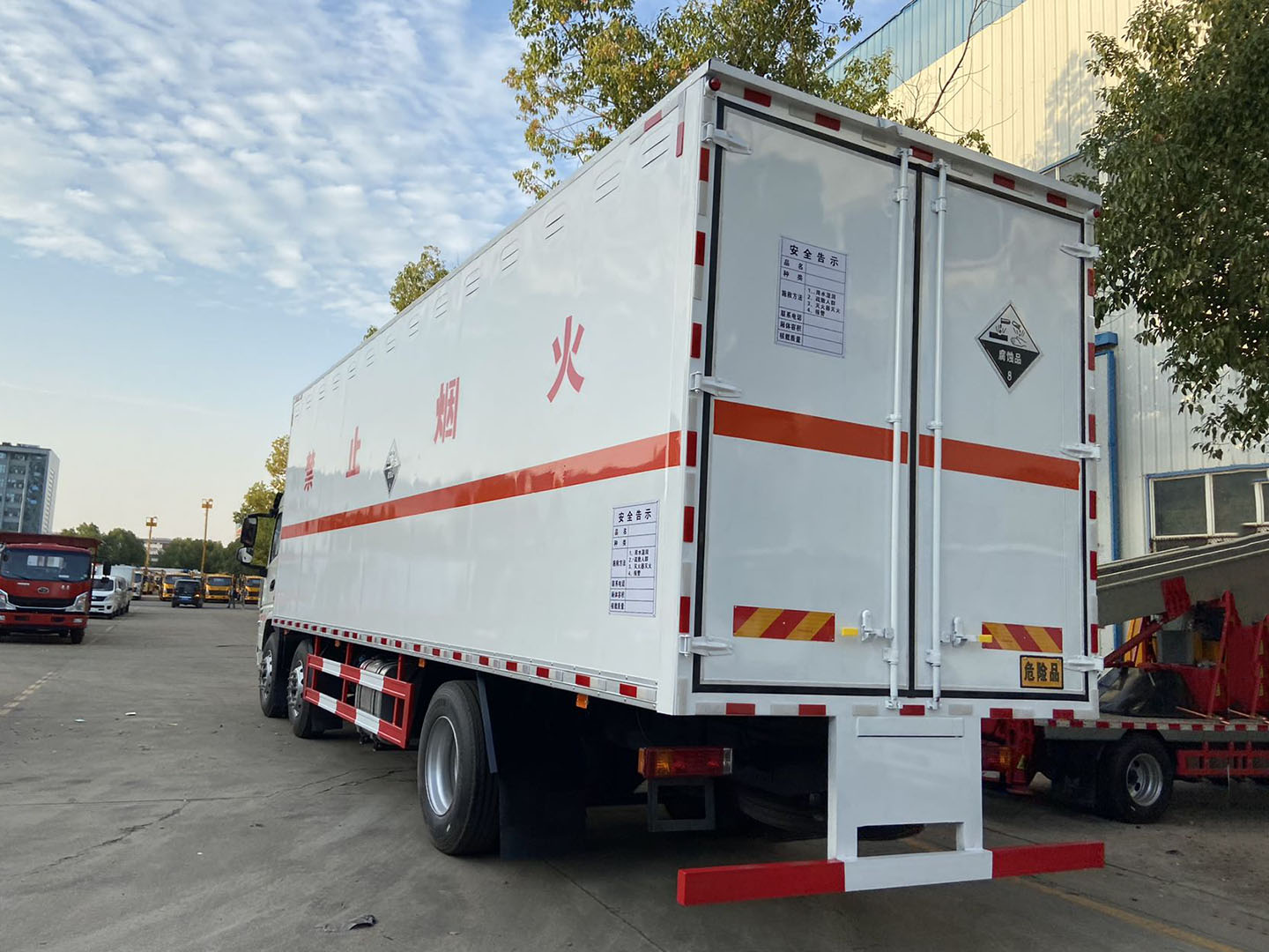 陜汽小三軸8類腐蝕性物品廂式運(yùn)輸車