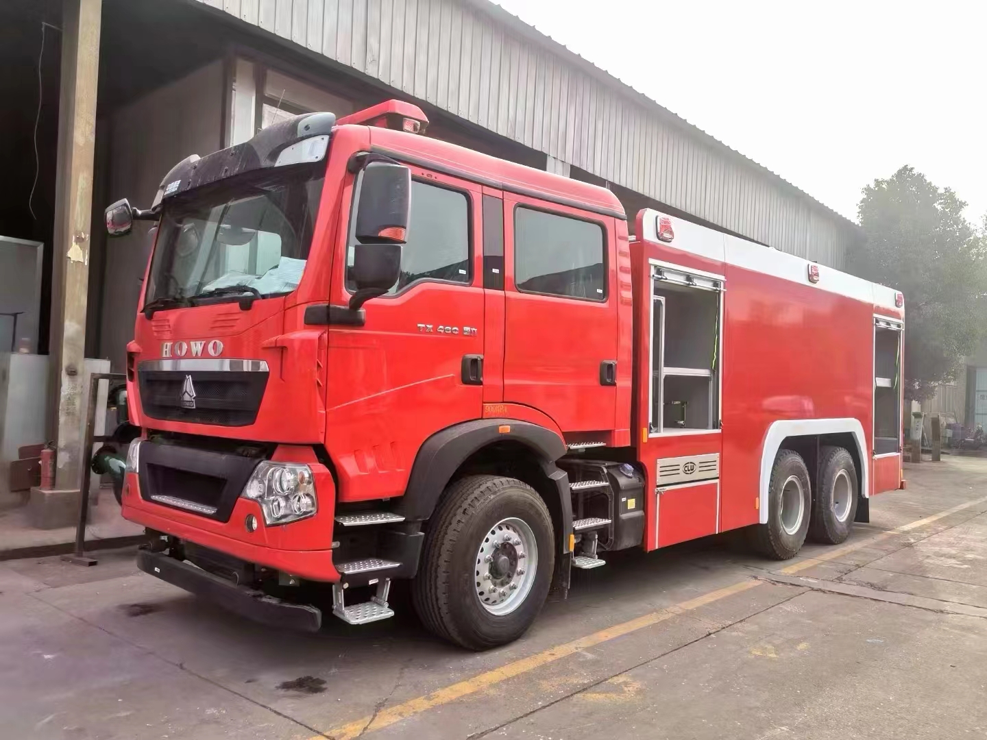 國(guó)六重汽豪沃12噸水罐消防車