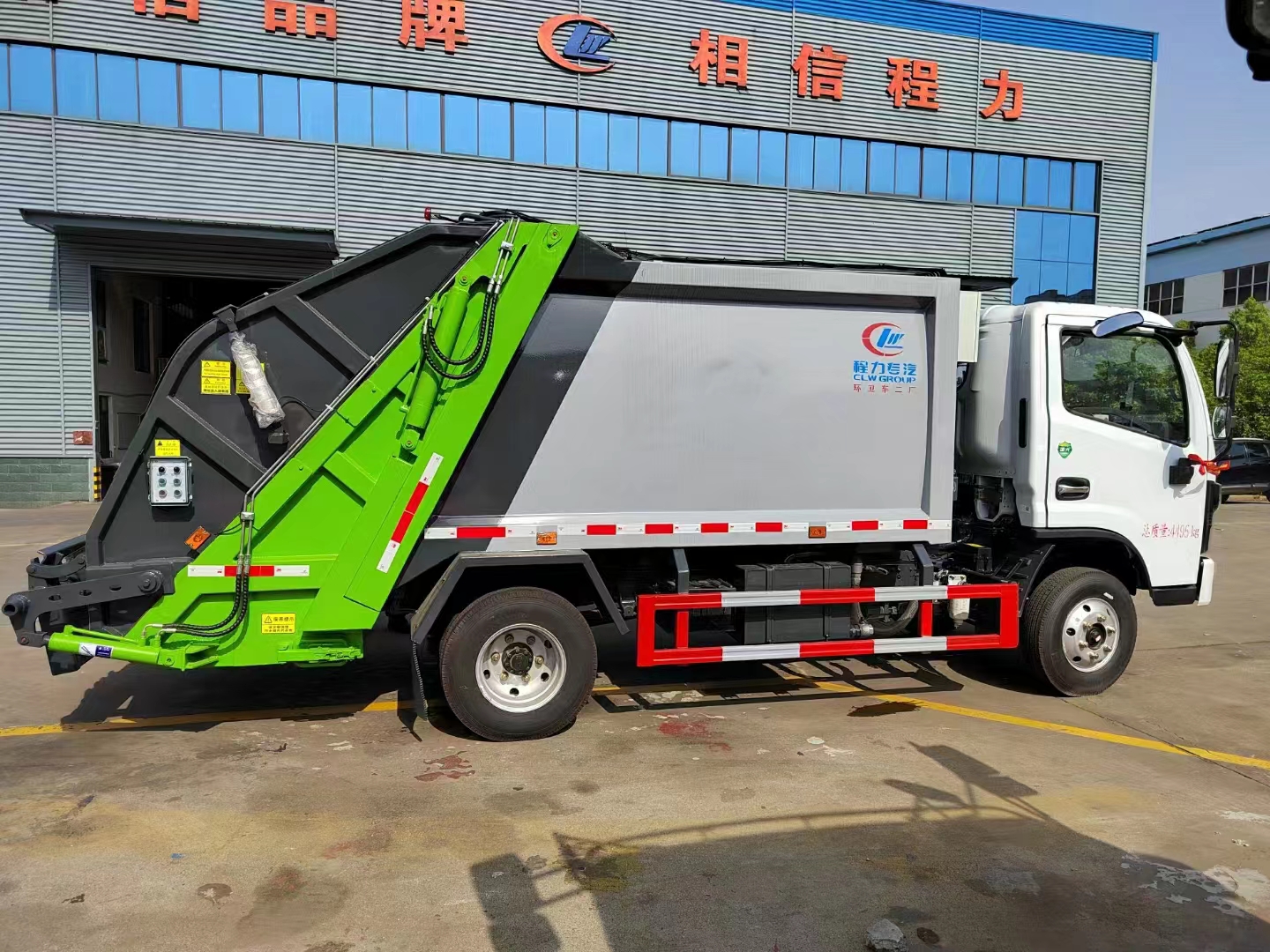 國(guó)六東風(fēng)福瑞卡壓縮式垃圾車正面圖