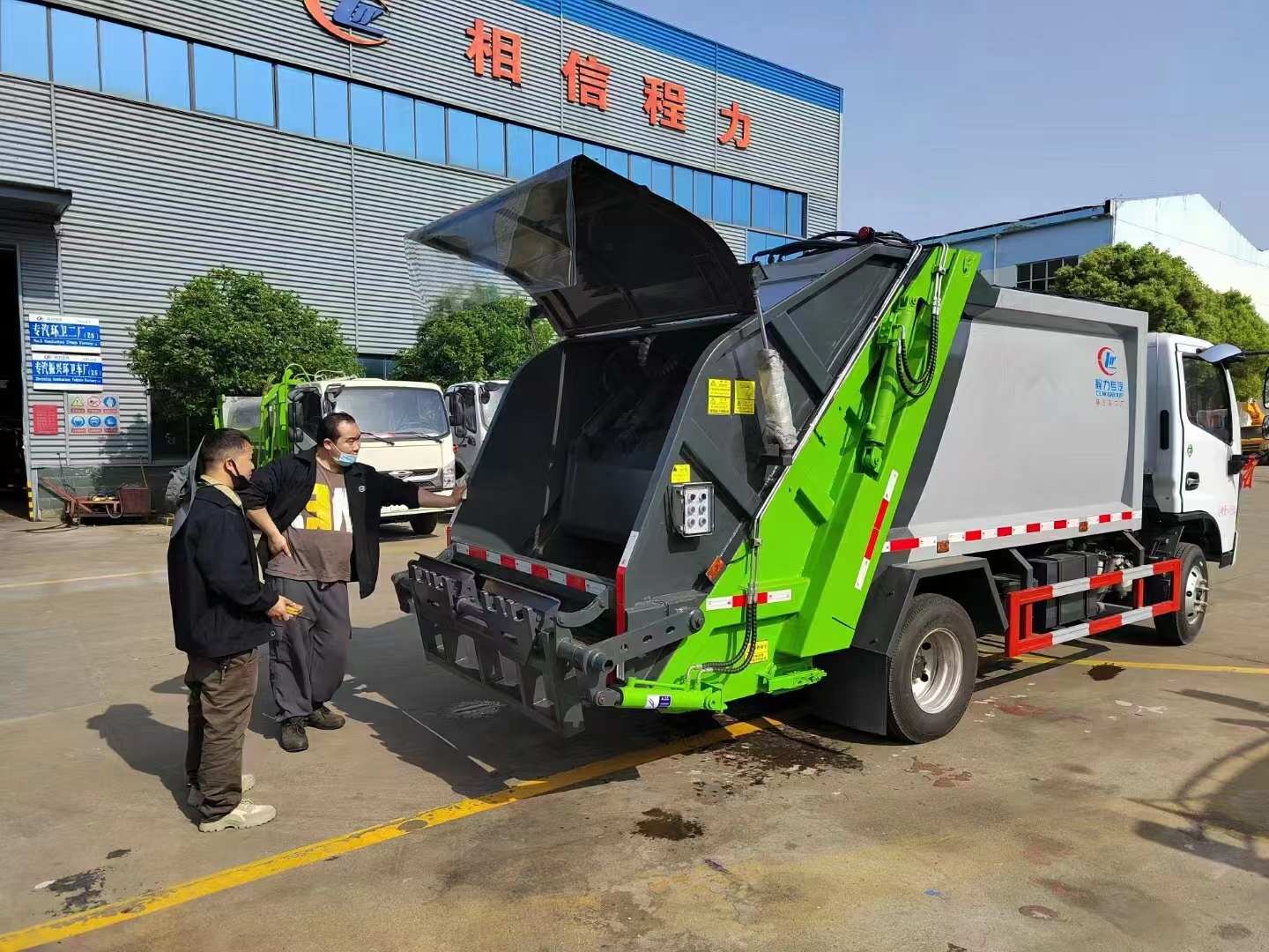 國(guó)六東風(fēng)福瑞卡壓縮式垃圾車正面圖