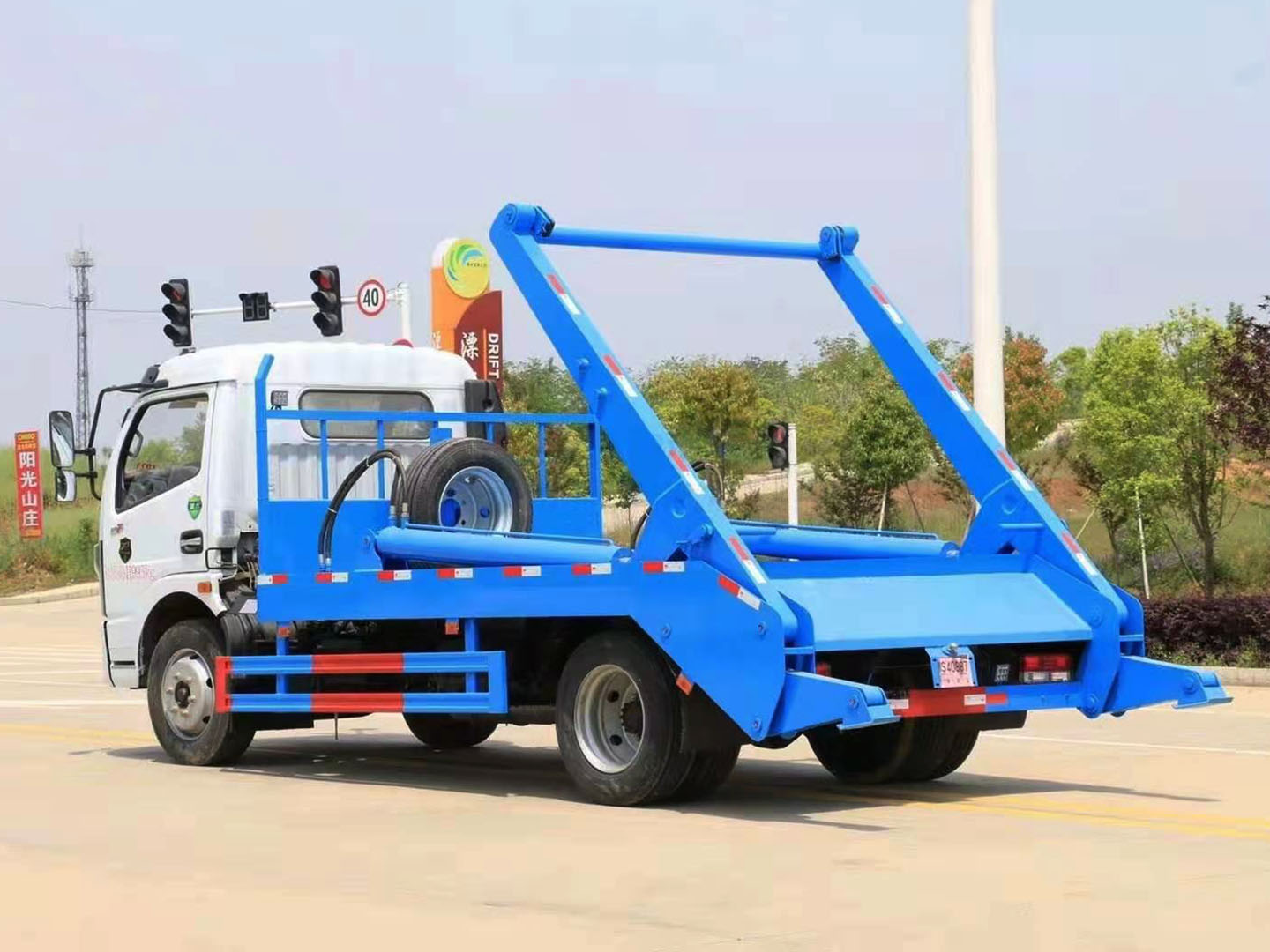 東風(fēng)大多利卡擺臂式垃圾車正面圖