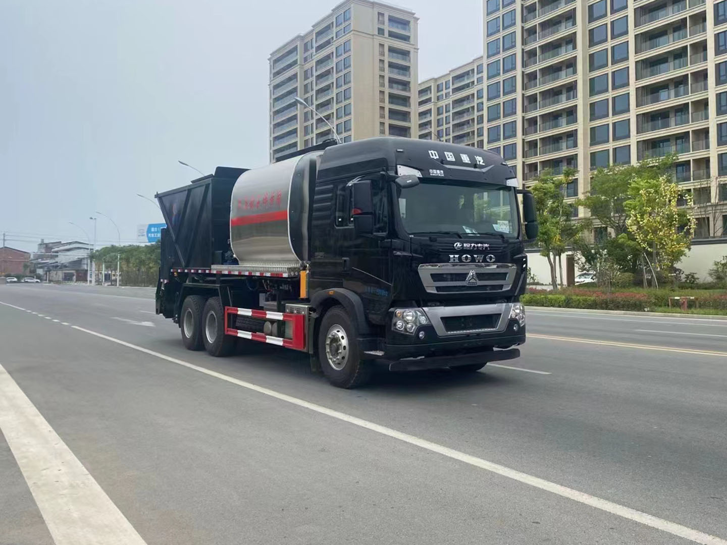 國(guó)六重汽豪沃后雙橋同步碎石封層車(chē)