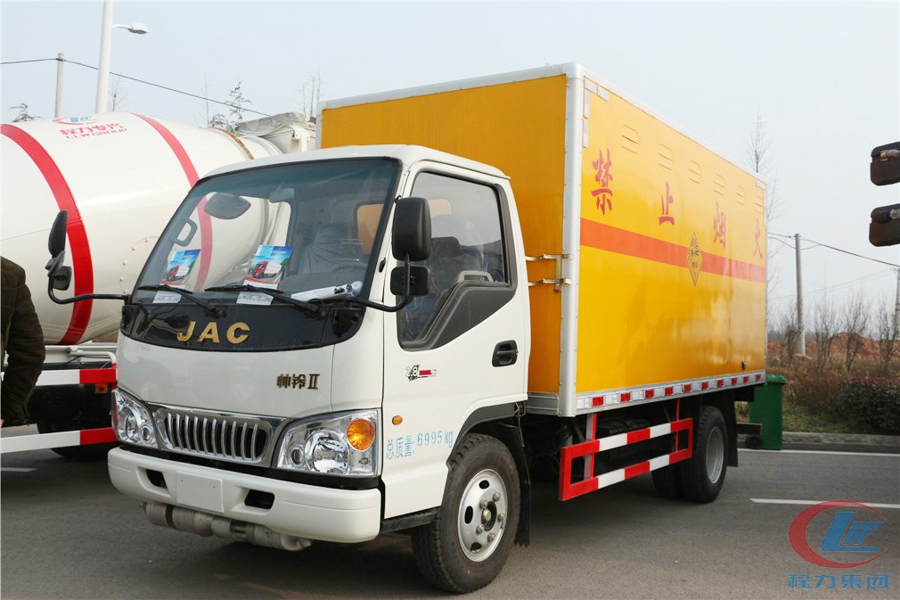 程力江淮帥鈴爆破器材運(yùn)輸車側(cè)面圖