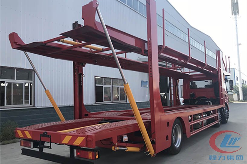 東風(fēng)小三軸轎運(yùn)車側(cè)面圖