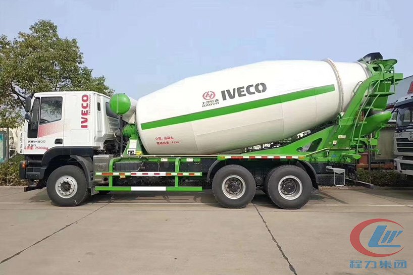 紅巖杰獅12方混凝土攪拌車(chē)側(cè)面圖