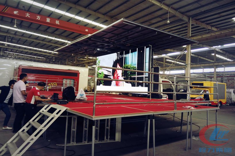 湖北程力凱馬4.2米廂長(zhǎng)舞臺(tái)車側(cè)面圖