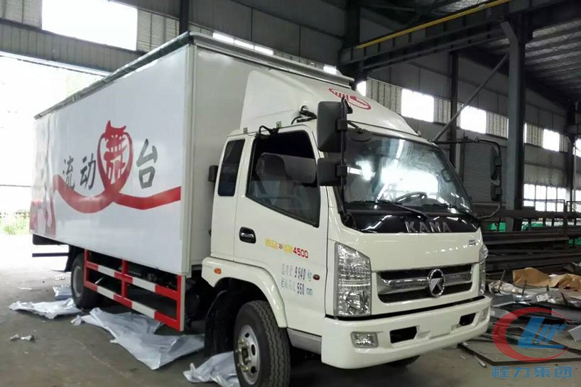 凱馬5.4米廂長舞臺(tái)車側(cè)面圖