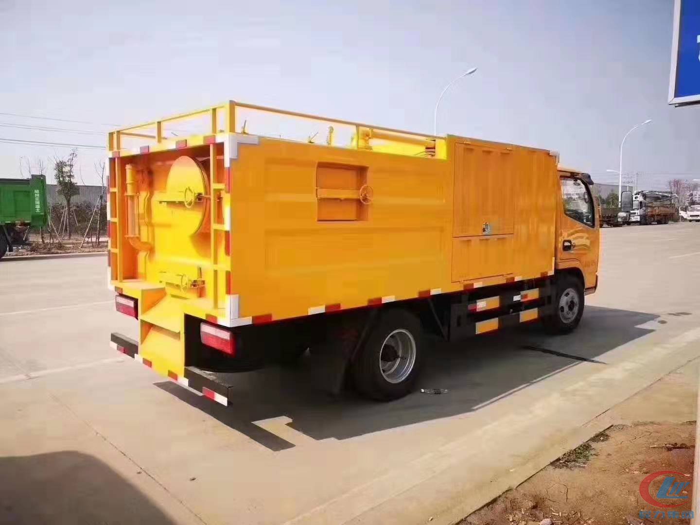 藍(lán)牌東風(fēng)多利卡D6污水處理車