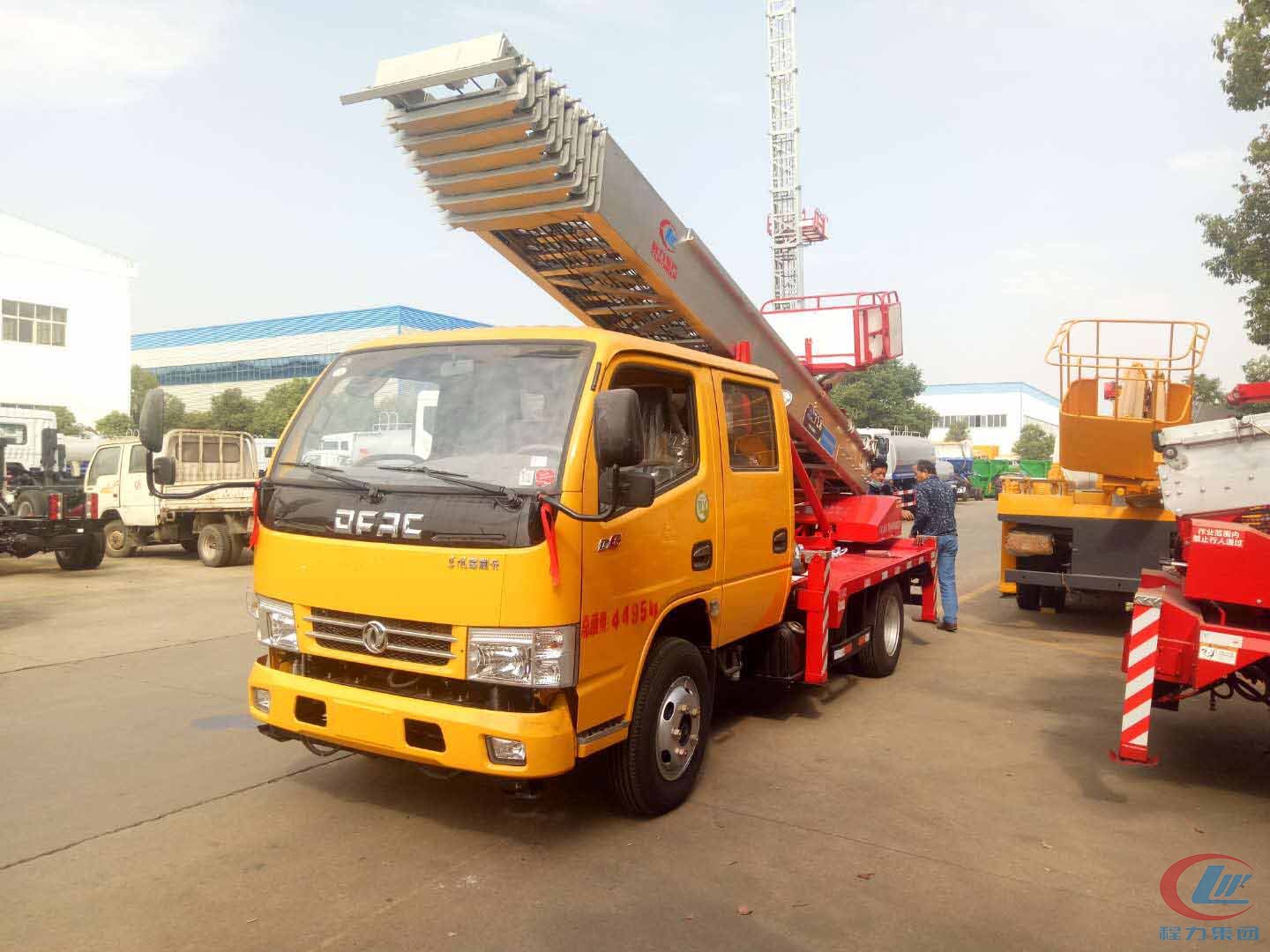 東風(fēng)多利卡國五云梯車側(cè)面圖