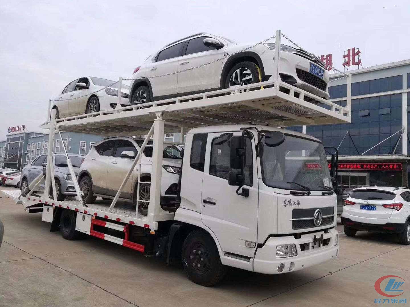 東風(fēng)天錦轎運(yùn)車側(cè)面圖