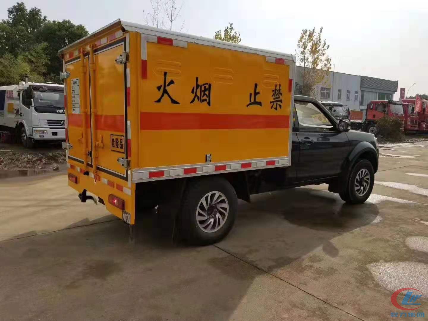 東風(fēng)皮卡危險(xiǎn)品運(yùn)輸車