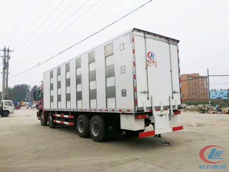 福田歐曼前四后八9.6米運(yùn)豬車(chē)