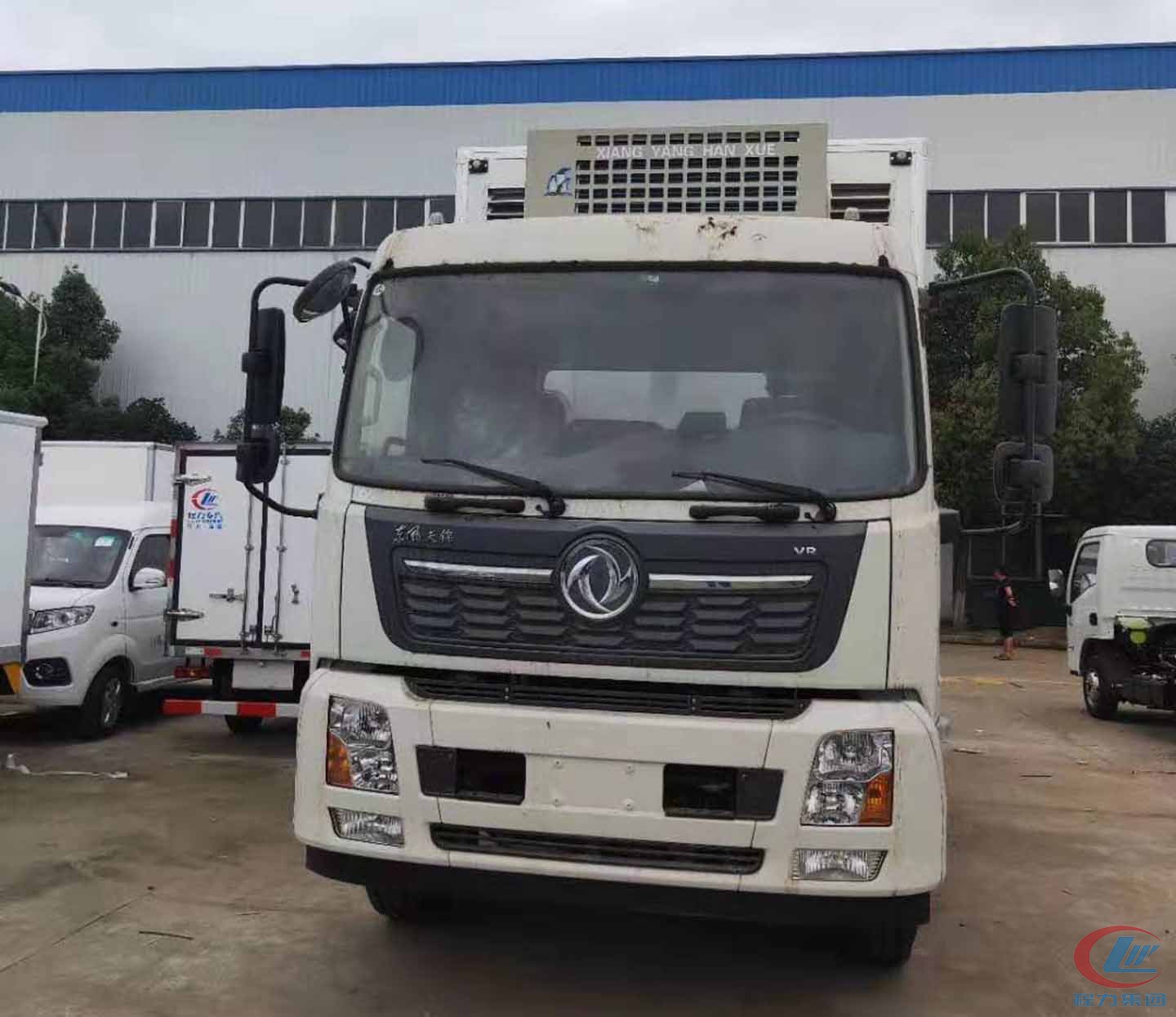 天錦7.4米雛禽運(yùn)豬車側(cè)面圖