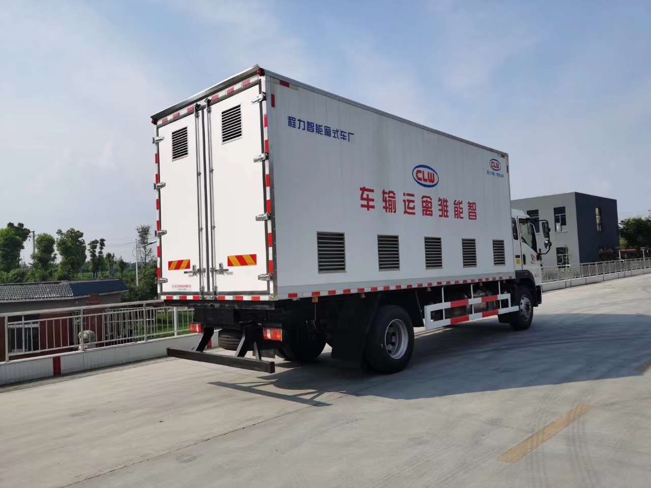 程力牌國(guó)六重汽豪沃智能恒溫畜禽運(yùn)輸車