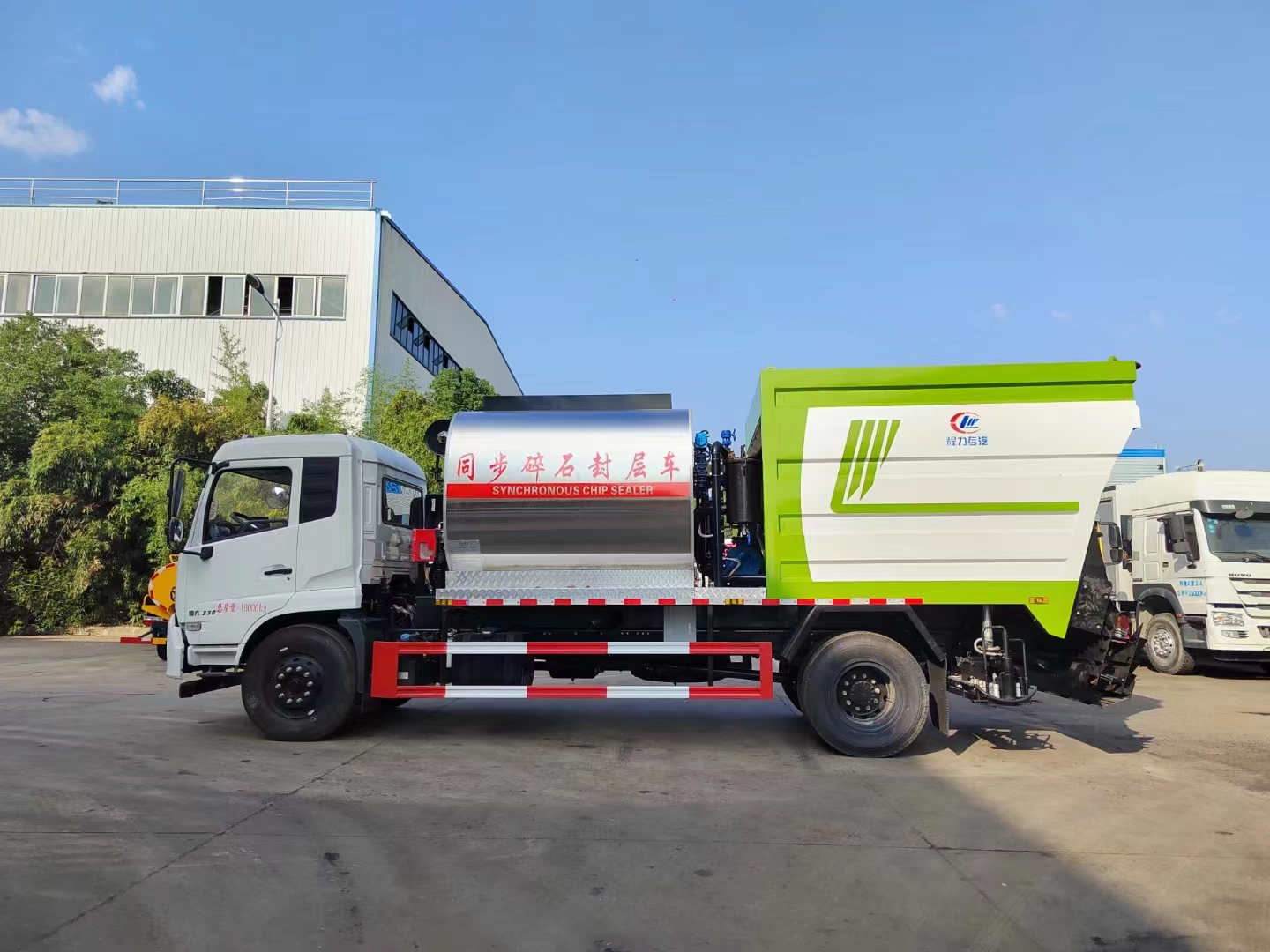 國(guó)六東風(fēng)天錦8方的石料倉(cāng)同步碎石封層車