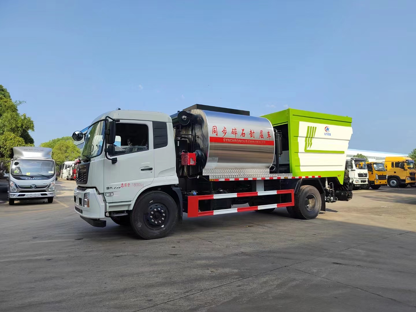 東風(fēng)天錦8方的石料倉(cāng)同步碎石封層車